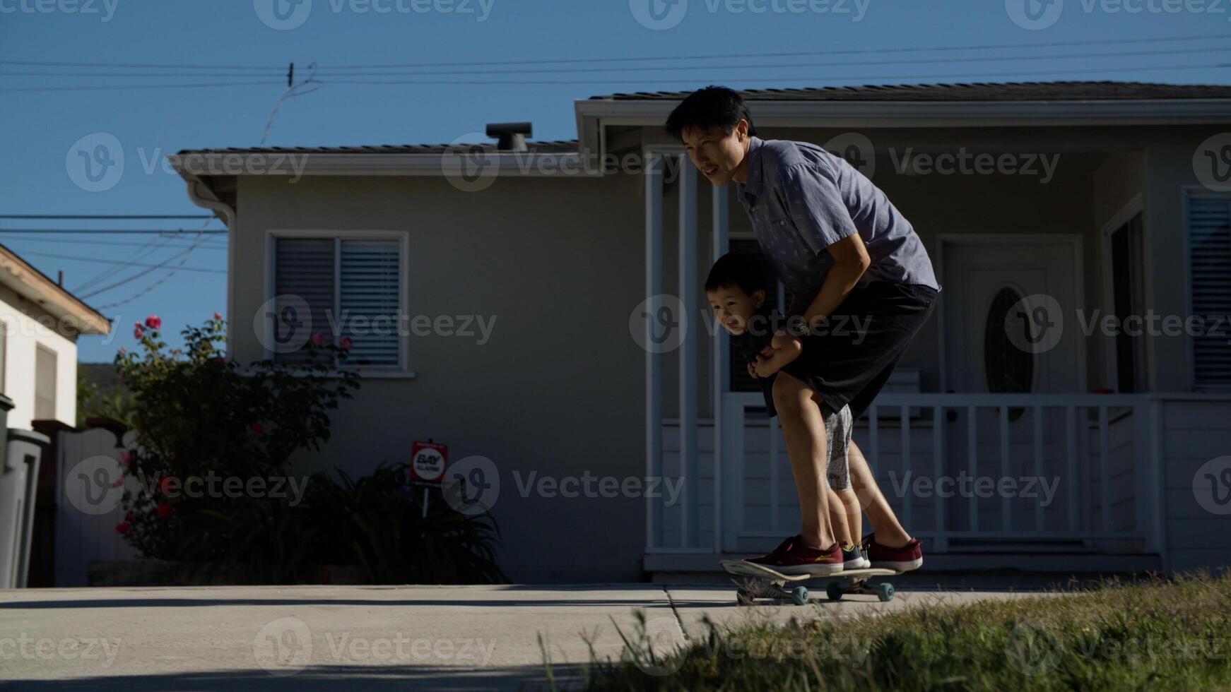 retrato de pai e filho patinando no skate foto