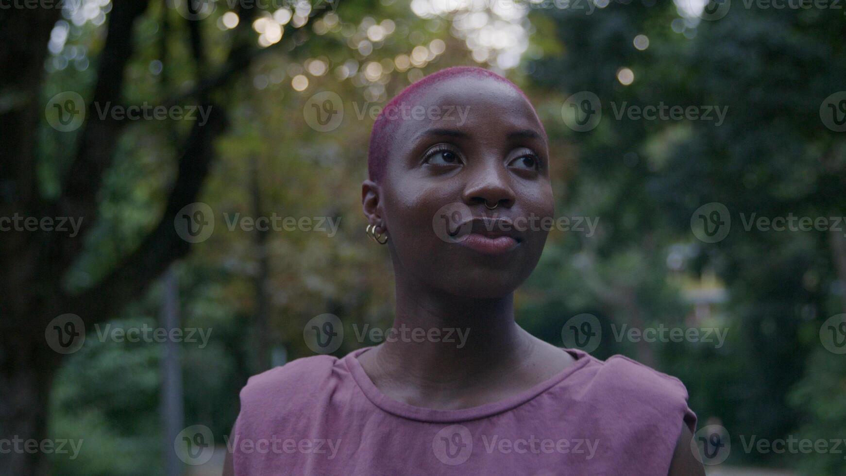 retrato de mulher jovem caminhando no parque foto