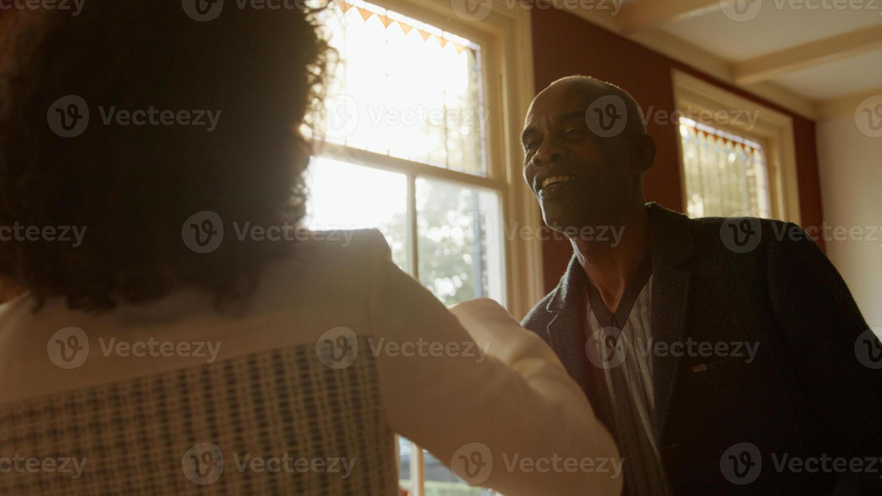 casal maduro dançando juntos em casa foto