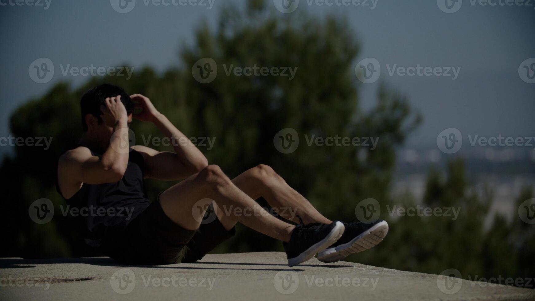 retrato de homem adulto médio fazendo abdominais foto