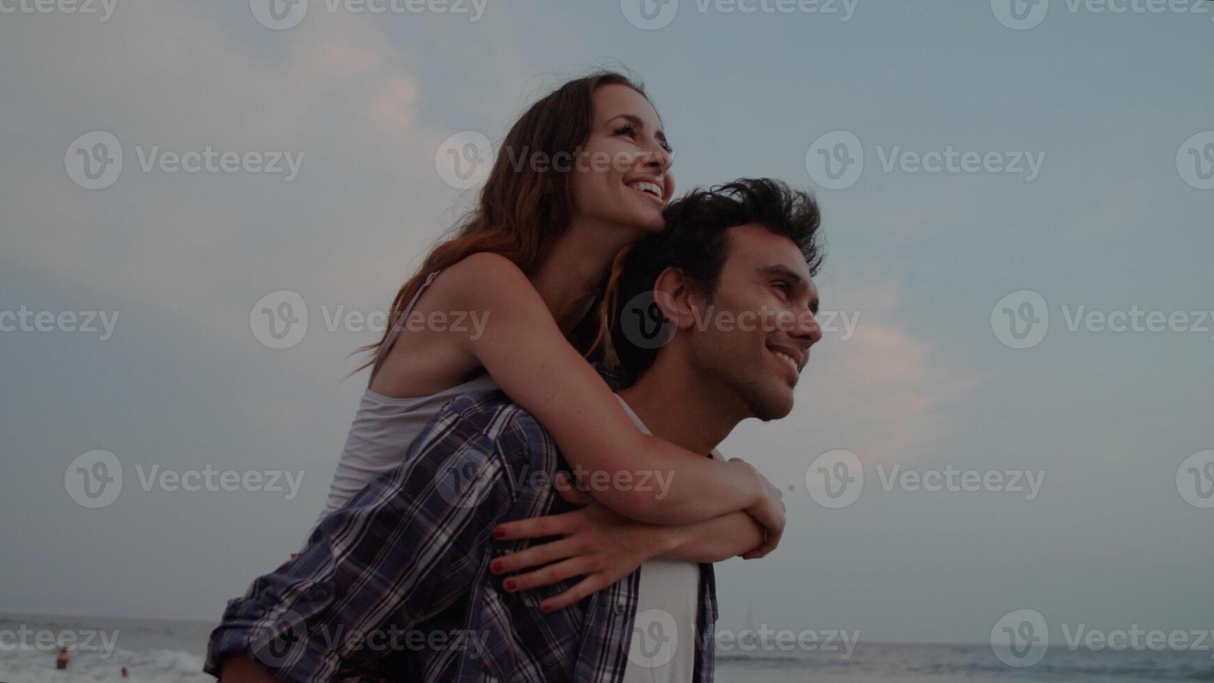 retrato de jovem dando às costas uma mulher na praia foto