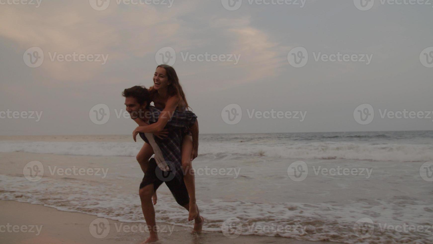 retrato de jovem dando às costas uma mulher na praia foto