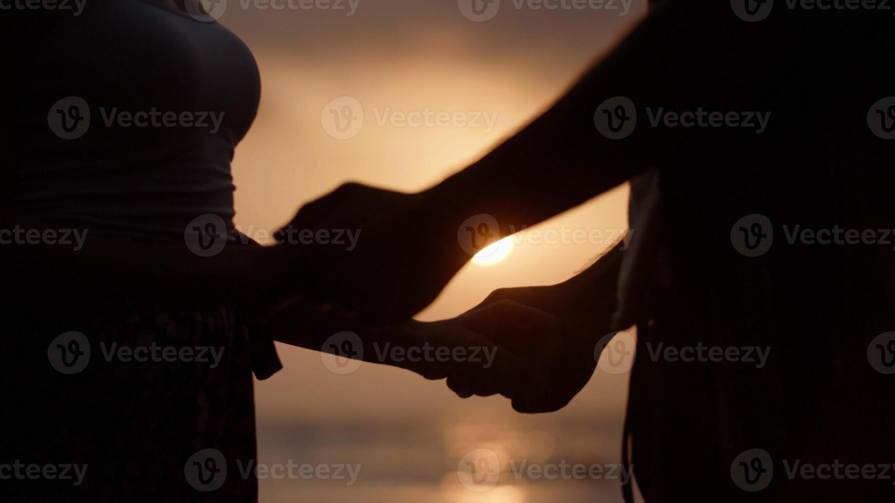 retrato de jovem casal de mãos dadas na praia foto