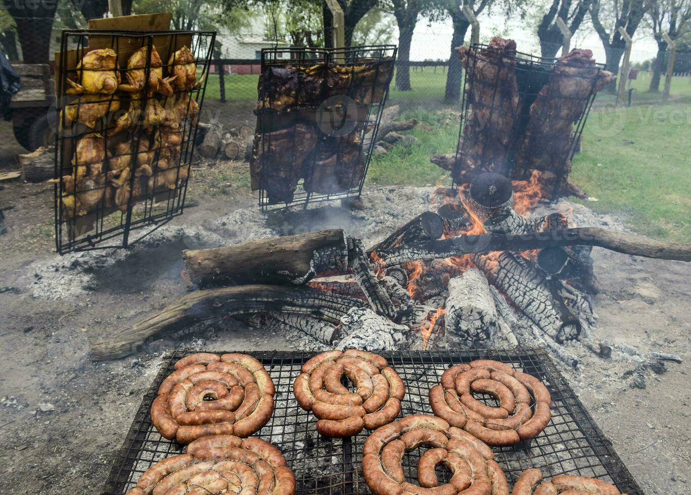 churrasco, linguiça e vaca costelas, tradicional Argentino cozinha foto