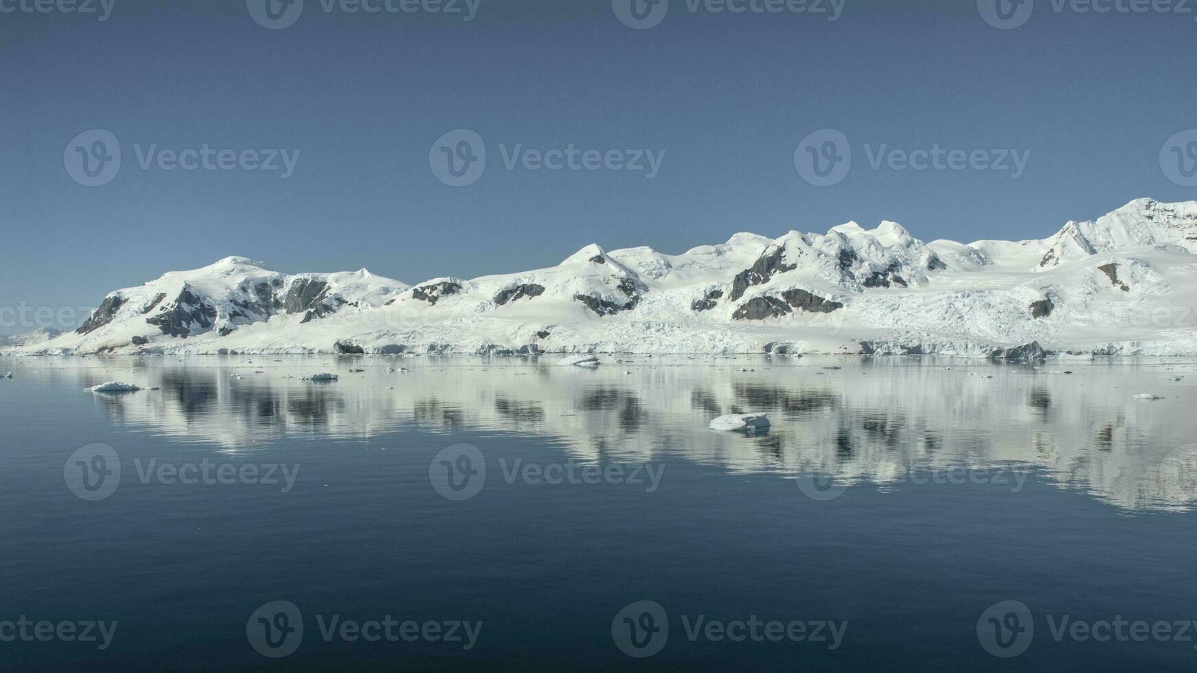 antártico montanhoso paisagem, antártica Península. foto