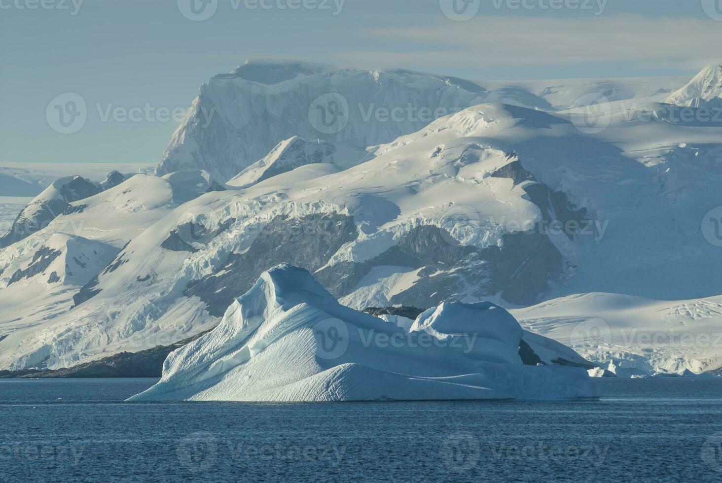 tempo flutuando dentro a antártico mar, perto a antártico Península. foto