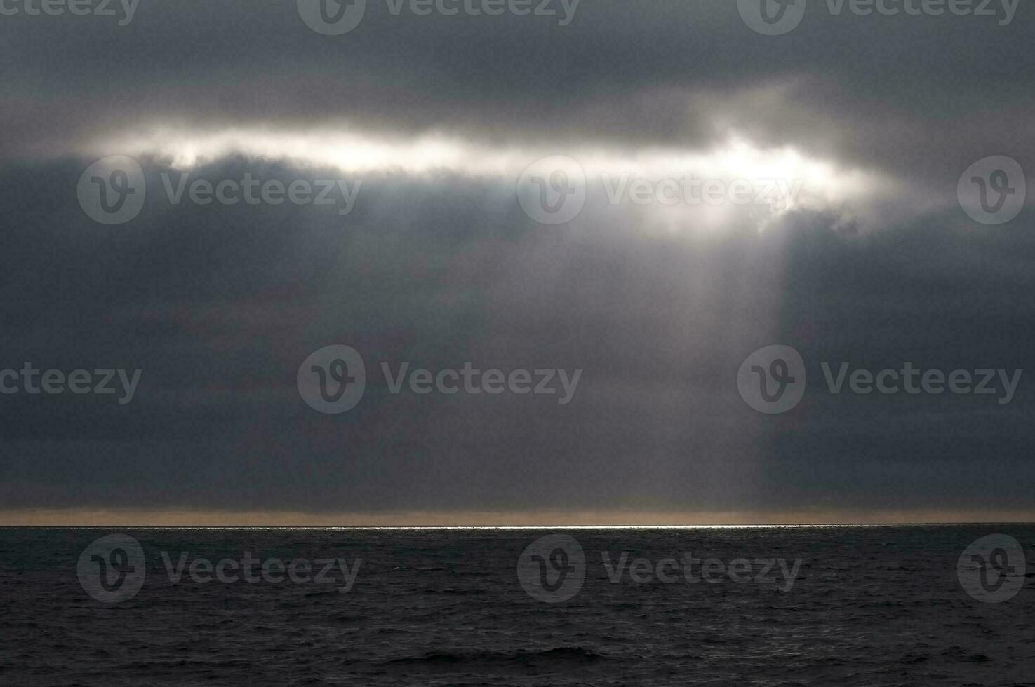 raios solares depois de uma tempestade dentro a oceano, Patagônia, Argentina foto