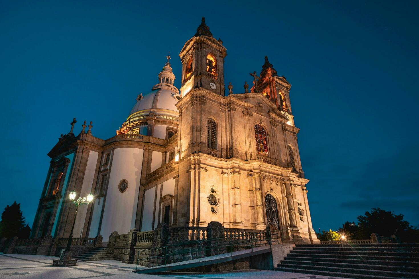 santuário do nosso senhora do sameiro, às noite. braga, Portugal juli 8 2023. foto