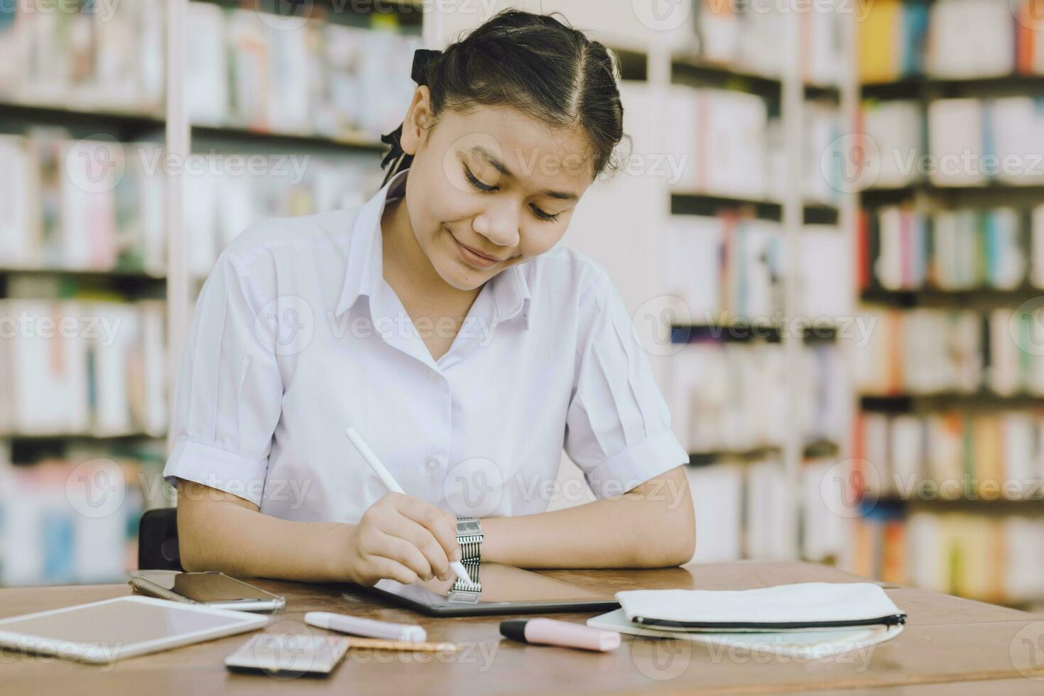 jovem escola uniforme aluna adolescente Educação Aprendendo estudando livro dentro biblioteca estante de livros fundo. foto