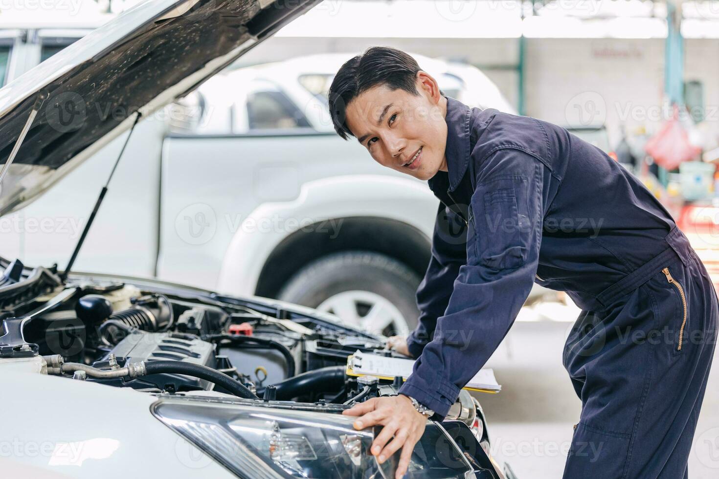 ásia masculino mecânico garagem funcionários trabalhador carro motor serviço dentro auto fazer compras feliz sorridente retrato foto