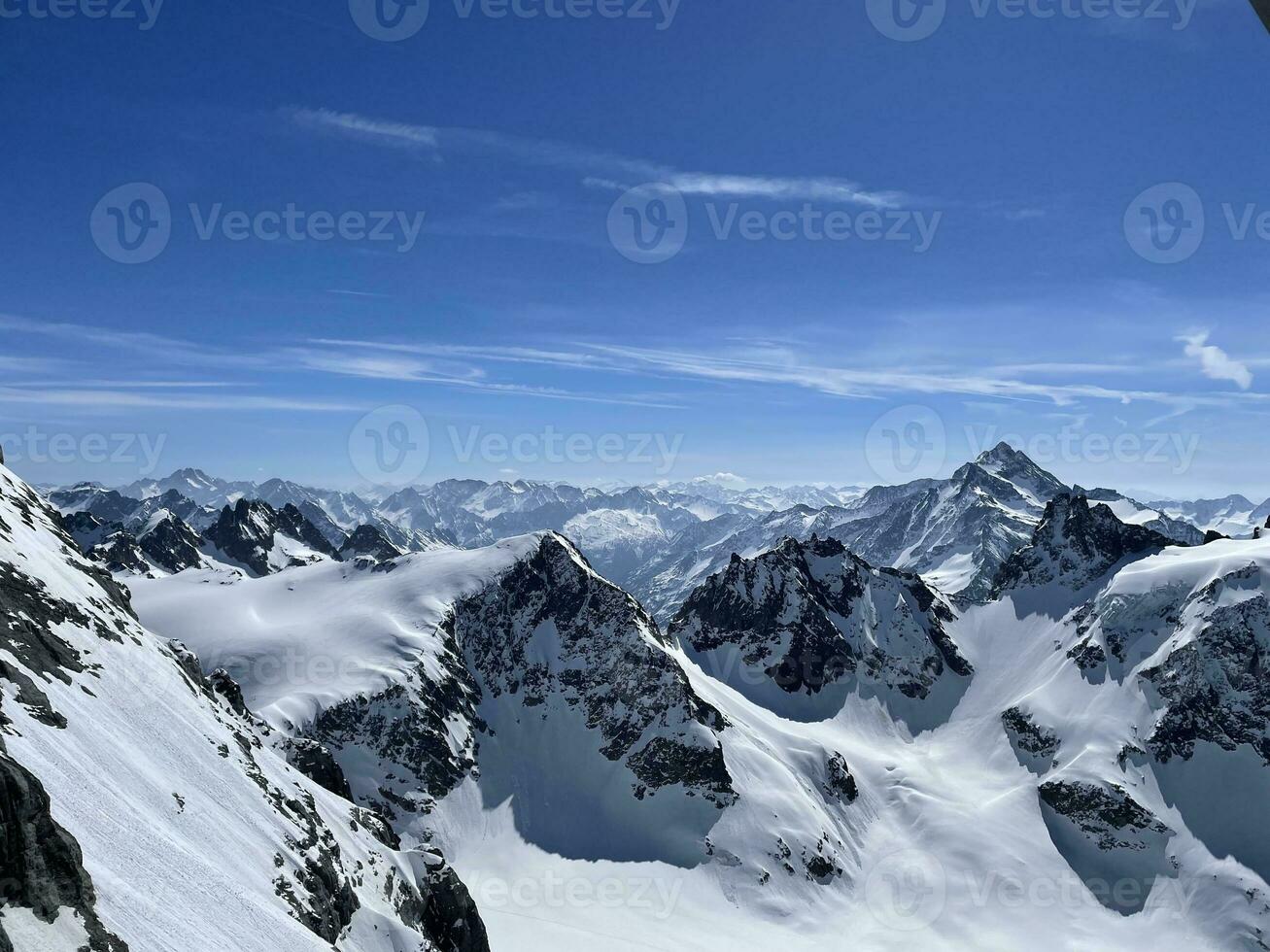 Suíça, a lindo Nevado picos do a Alpes a partir de título montanha visualizar. foto