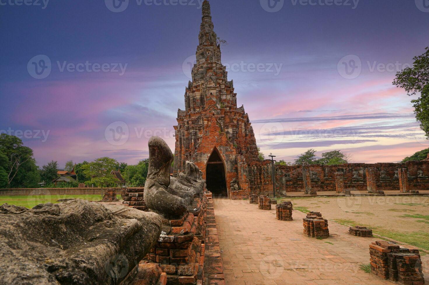 Ayutthaya histórico parque, antigo e lindo têmpora dentro Ayutthaya período wat chaiwatthanaram, Tailândia foto