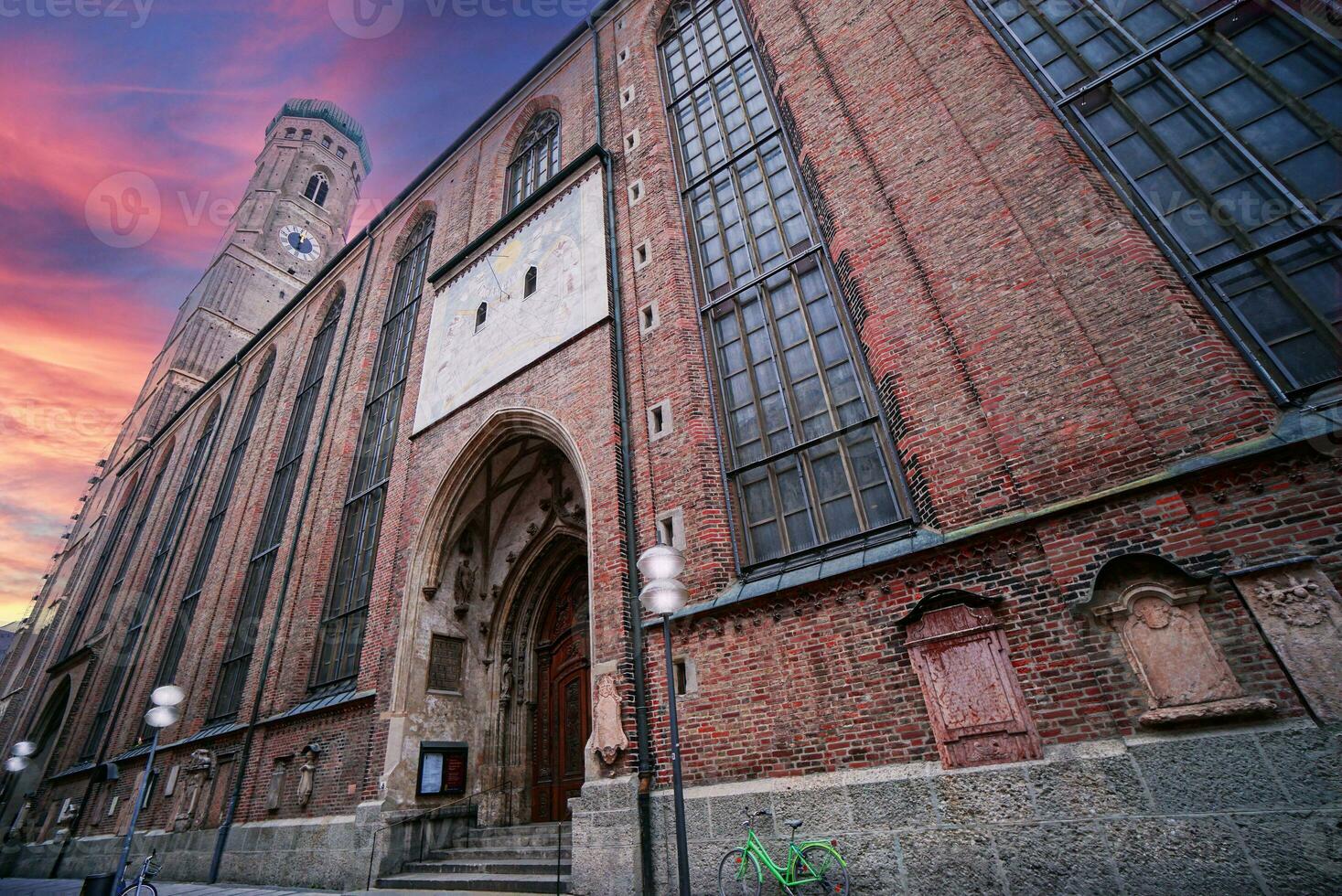 uma lindo do a frauenkirch catedral com nuvem céu dentro a fundo. foto