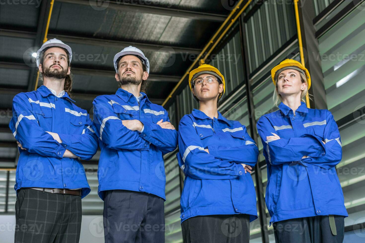 engenheiro equipe, grupo do trabalhador oficina pessoas trabalho em equipe dentro moderno indústria em pé linha confiante foto