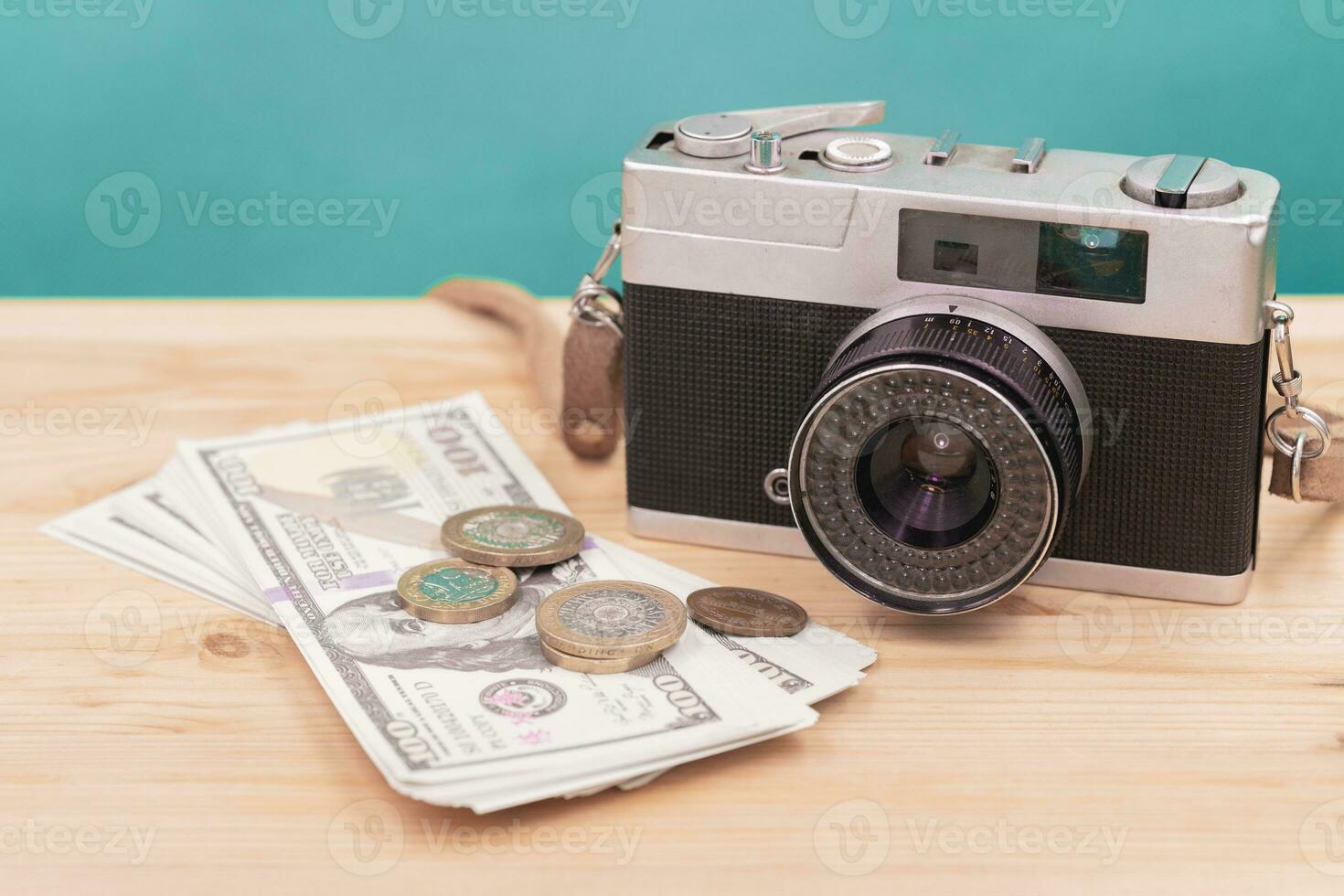 vintage Câmera com falso dinheiro para vender fotografia ou estoque imagem fotógrafo o negócio carreira conceito foto
