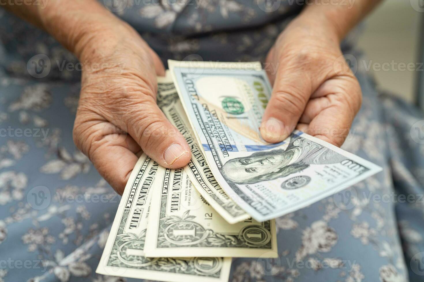 ásia Senior mulher segurando e contando nos dólar notas dinheiro dentro bolsa. pobreza, salvando problema dentro aposentadoria. foto