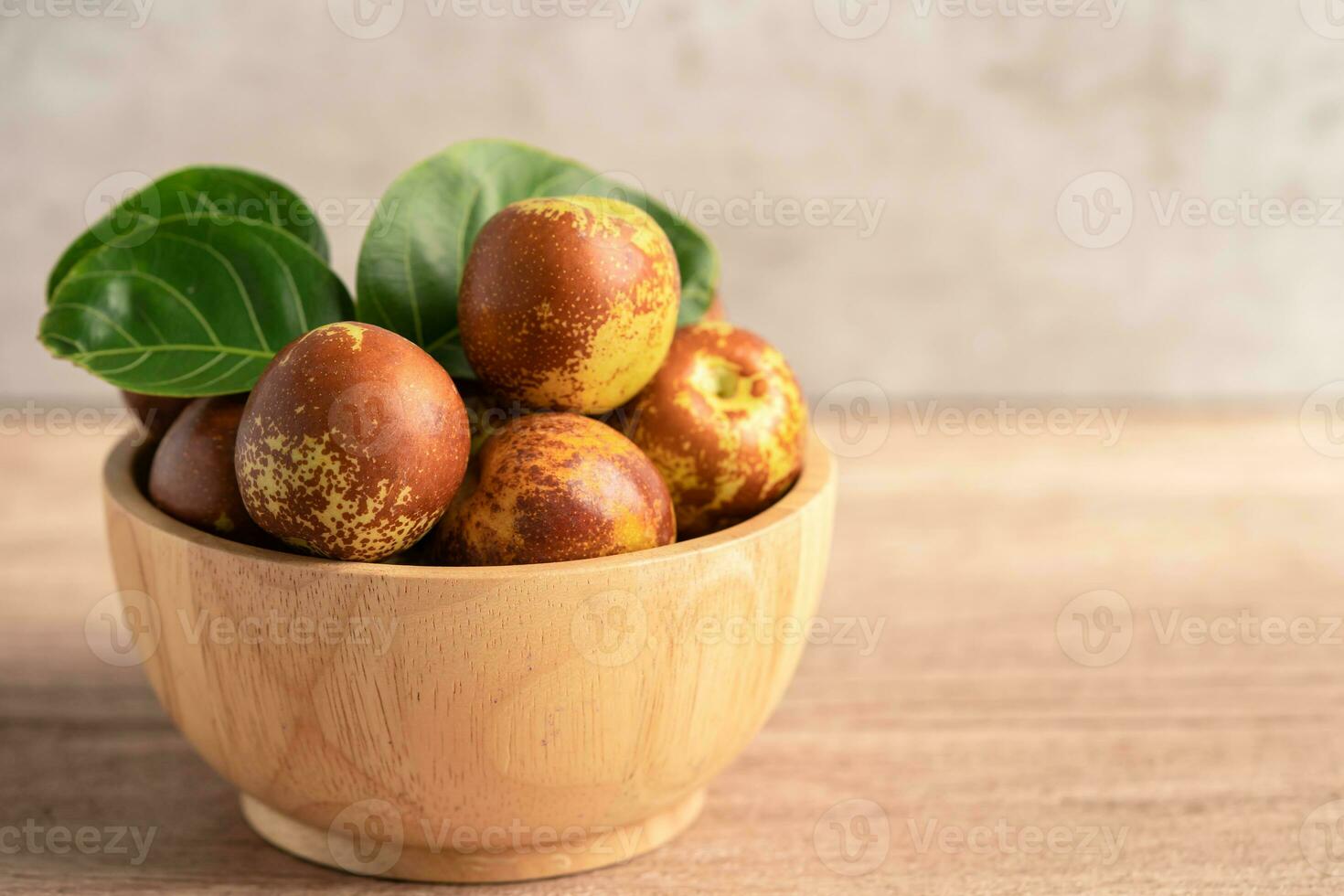 fruta jujuba ou datas chinesas em uma tigela de madeira, comida saudável. foto