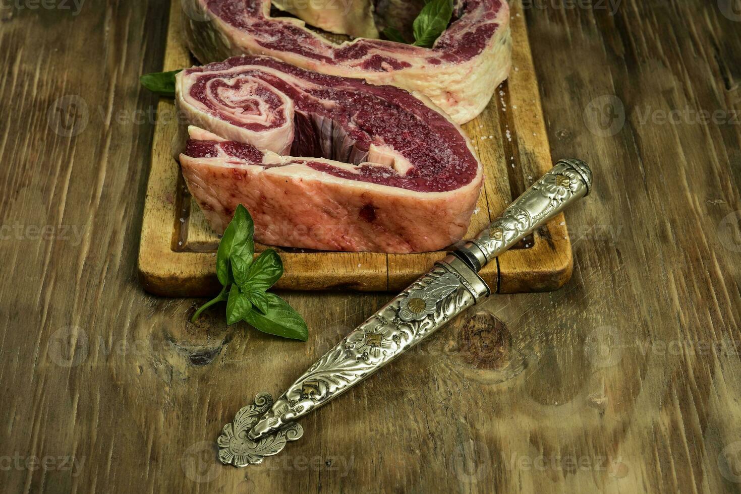 carne costelas pronto para assar, preparado em a de madeira mesa, tradicional Argentino Comida. foto