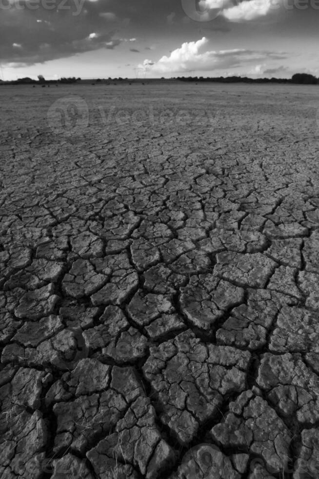 quebrado seco solo dentro uma pampas lagoa, la pampa província, Patagônia, Argentina. foto