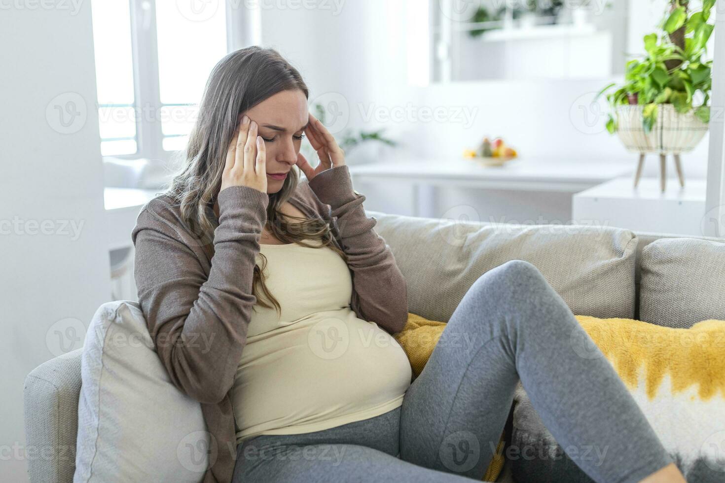 chateado depressivo grávida mulher sentindo-me Forte dor de cabeça enxaqueca, triste cansado sonolento Exausta mulher em repouso tentando para dormir depois de nervoso tensão e estresse, sonolência conceito foto