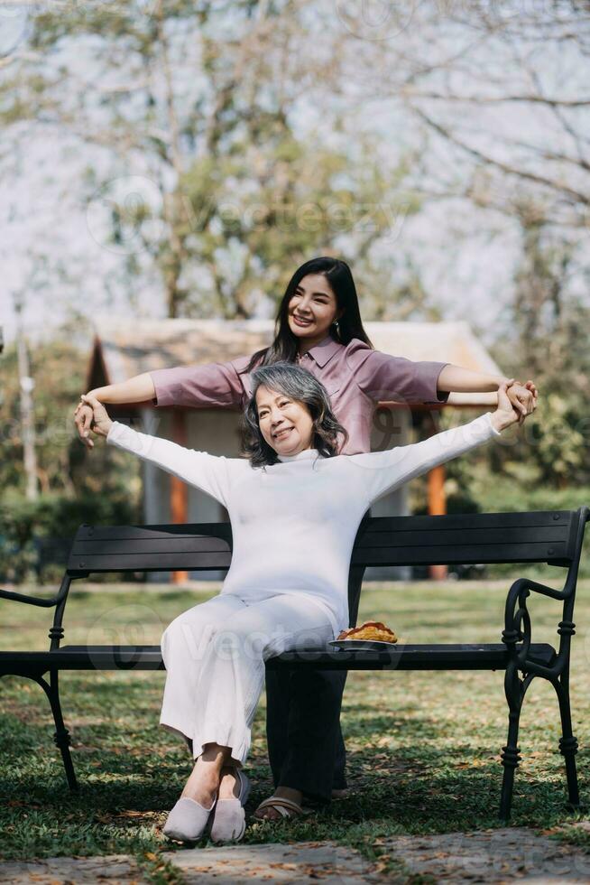 feliz Senior mulher desfrutando dentro da filha afeição em mãe dia. foto