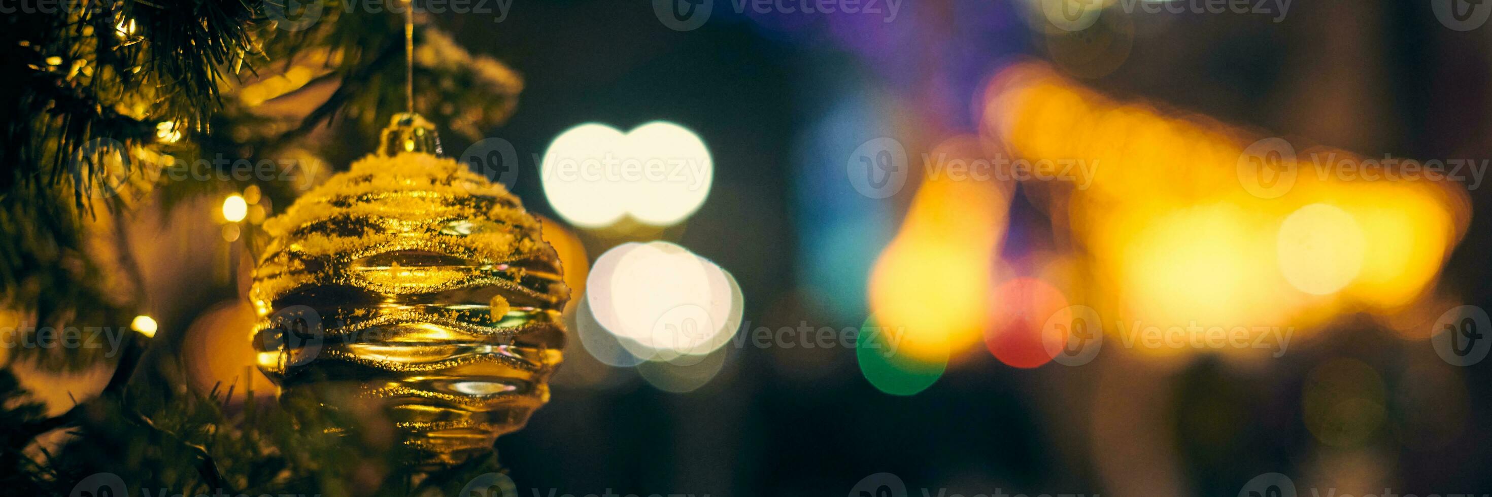 Natal árvore decorações coberto neve, ao ar livre natal árvore com decorativo amarelo lâmpadas foto