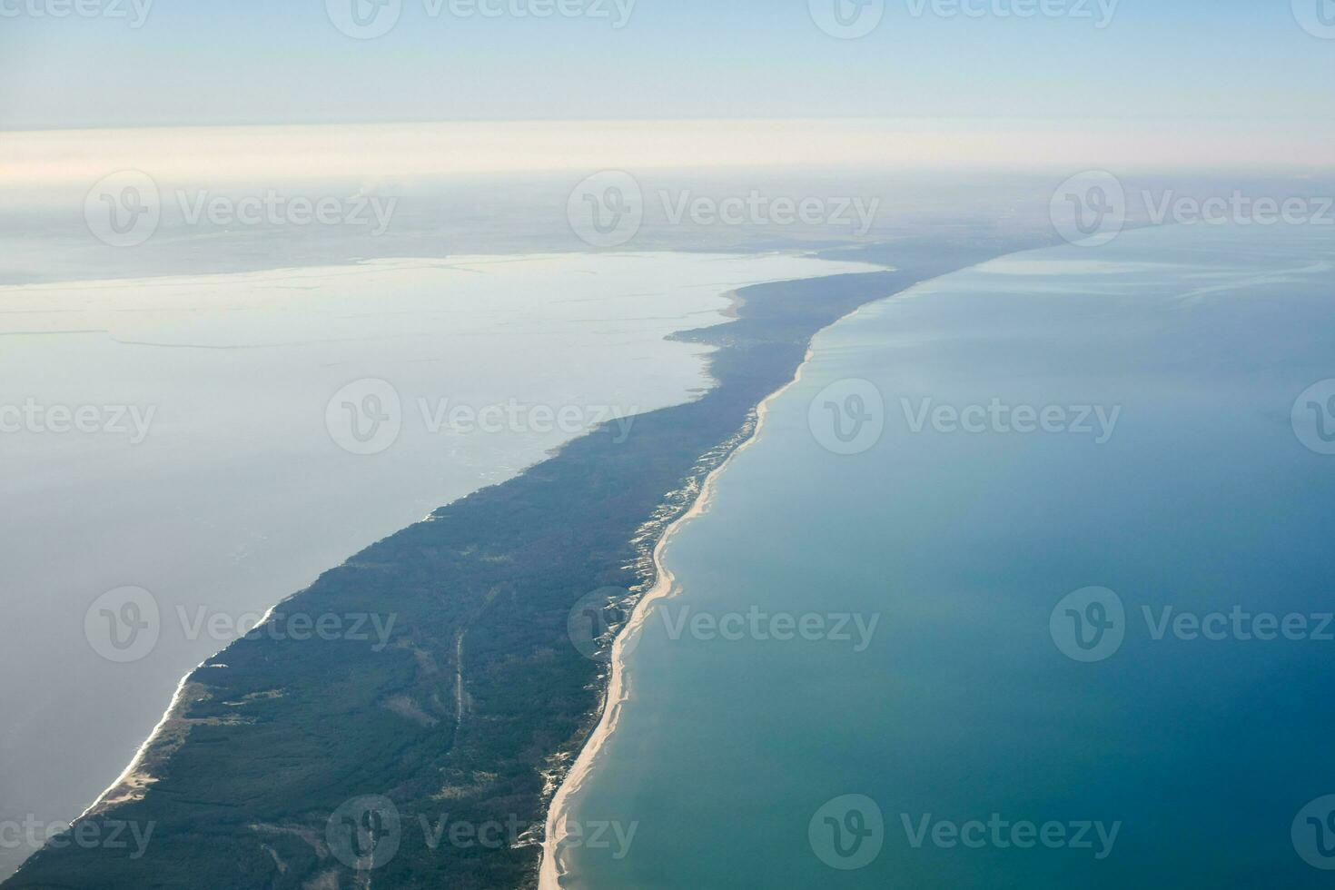 vista aérea da janela do avião para Curonian Spit no Oblast de Kaliningrado, Rússia, Parque Nacional foto