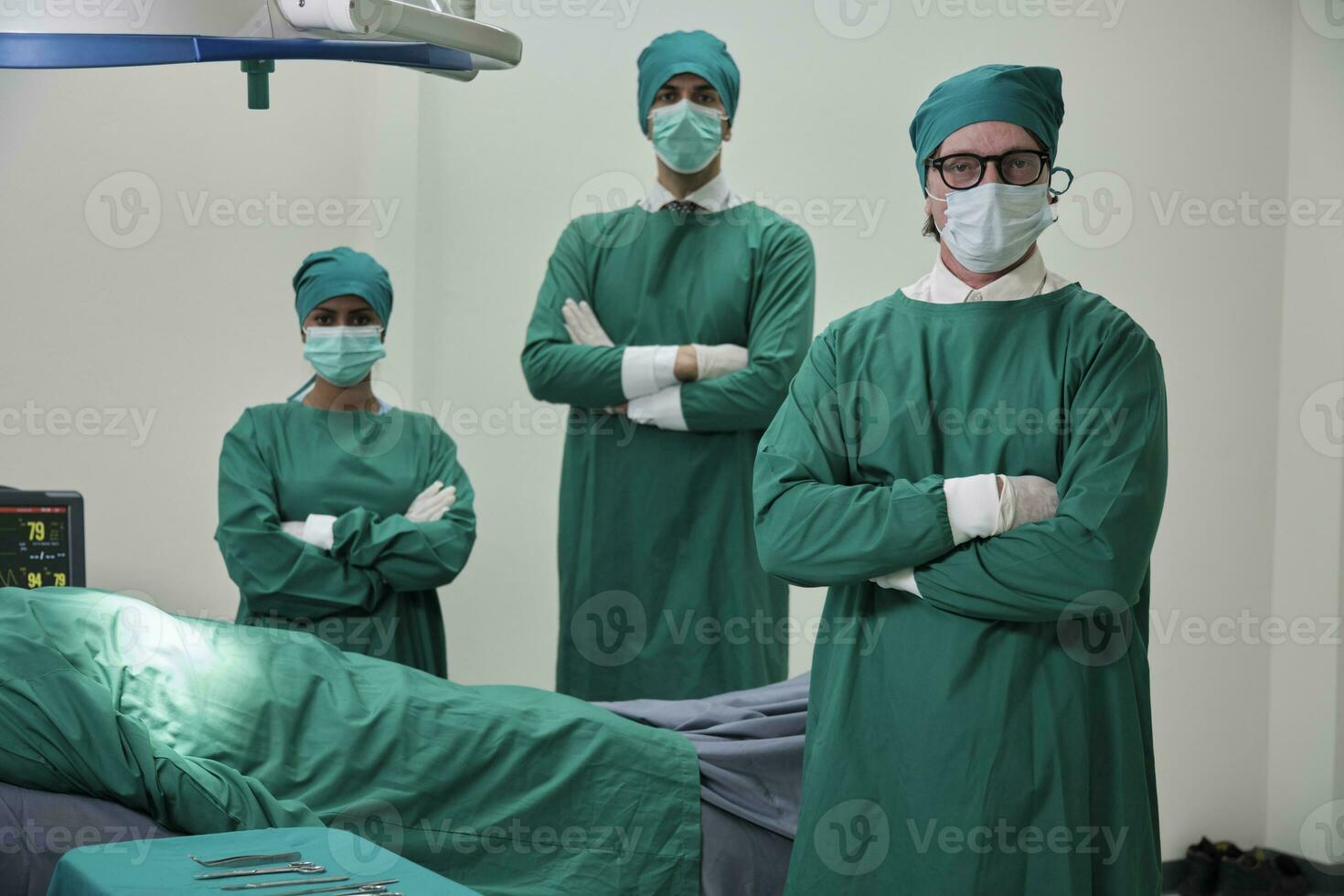 profissional médicos equipe, especialista cirurgiões dentro uniformes, branco professores, e assistentes vestem operativo face máscaras, cirurgia em criticamente eu vou pacientes dentro do hospital UTI, e paramédico ocupação. foto