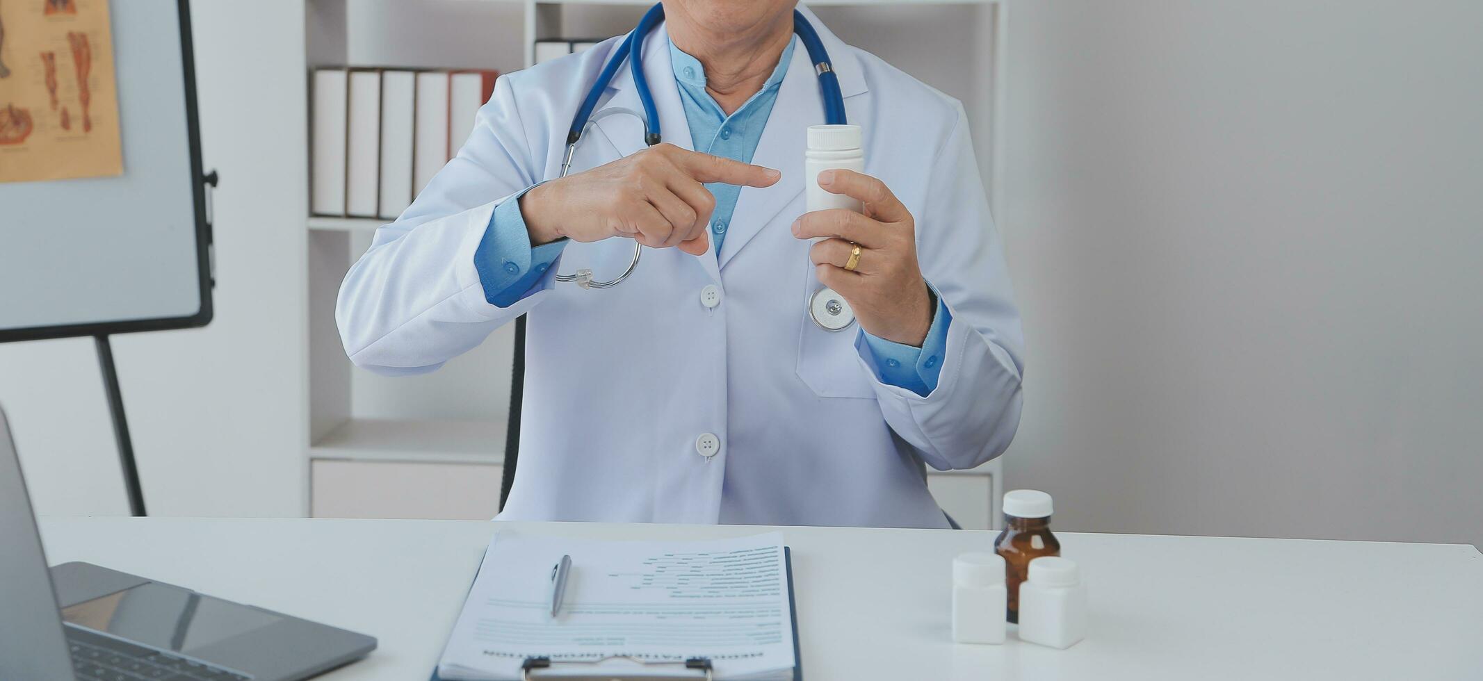 médico dando ter esperança. fechar acima tiro do jovem fêmea médico inclinado frente para sorridente idosos senhora paciente segurando dela mão dentro Palmeiras. mulher zelador dentro branco casaco apoiando encorajando velho pessoa foto