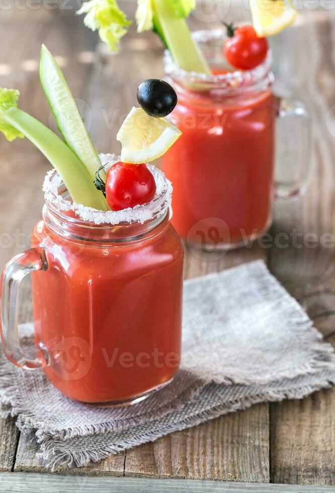 tomate suco dentro a pedreiro frascos foto