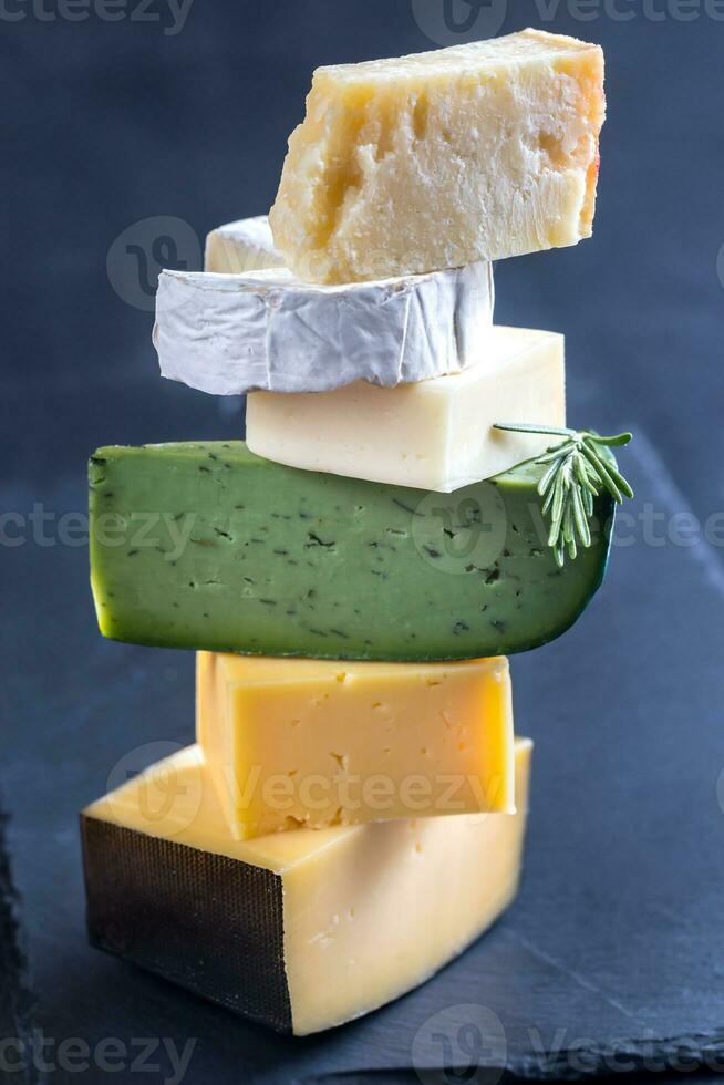 vários tipos de queijo foto