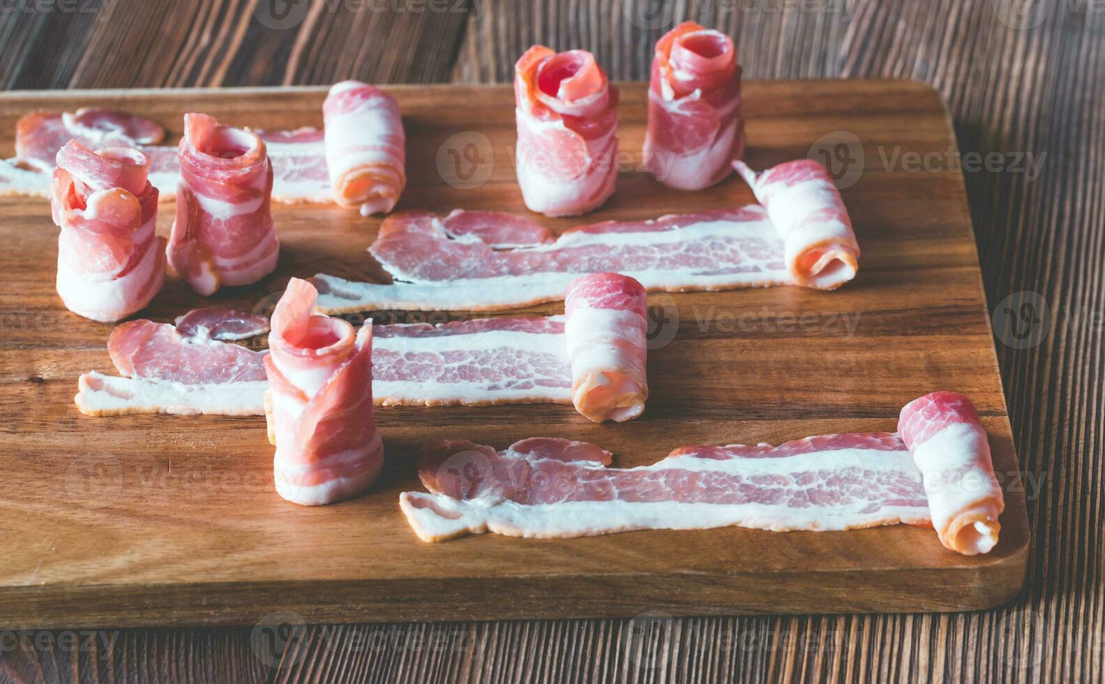 bacon tiras em a de madeira borda foto