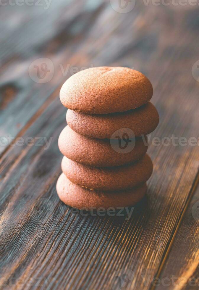 chocolate biscoitos em a de madeira mesa foto