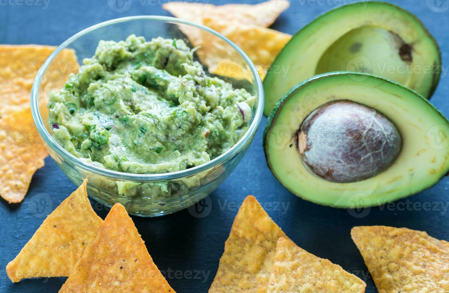 guacamole com batatas fritas de pacote foto