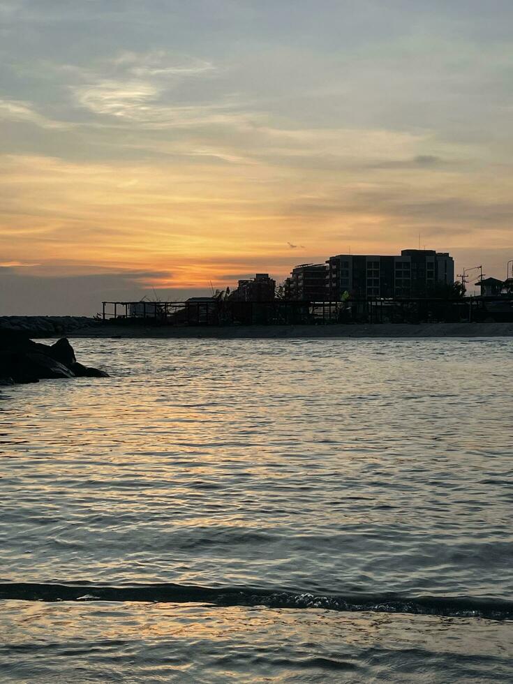 tarde luz solar reflete em a água superfície foto