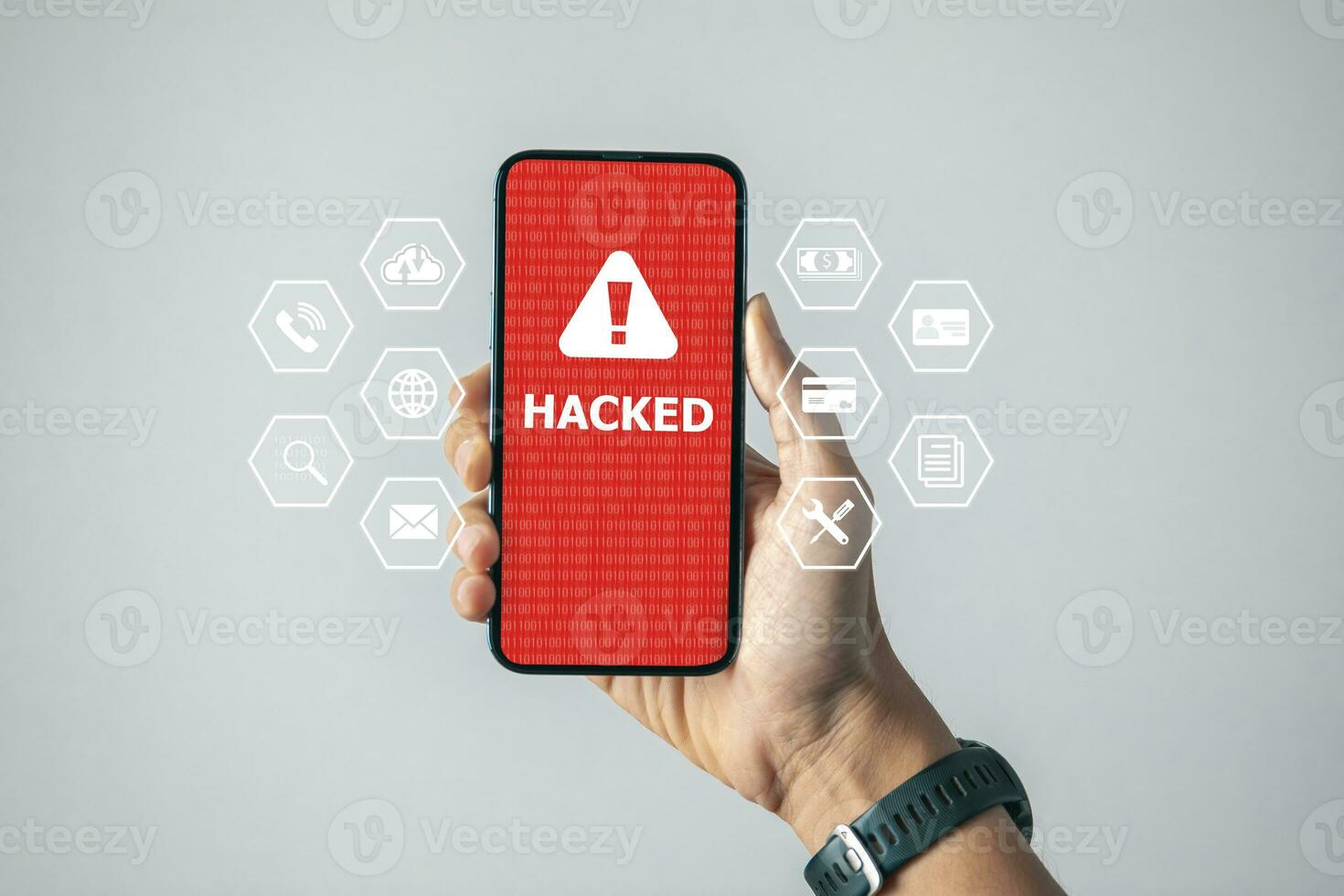 dados segurança sistema conceito, homem de negocios usar Móvel telefone com texto hackeado e segurança ícone tela, inovação tecnologia, nuvem Informática, Internet rede comunicação foto