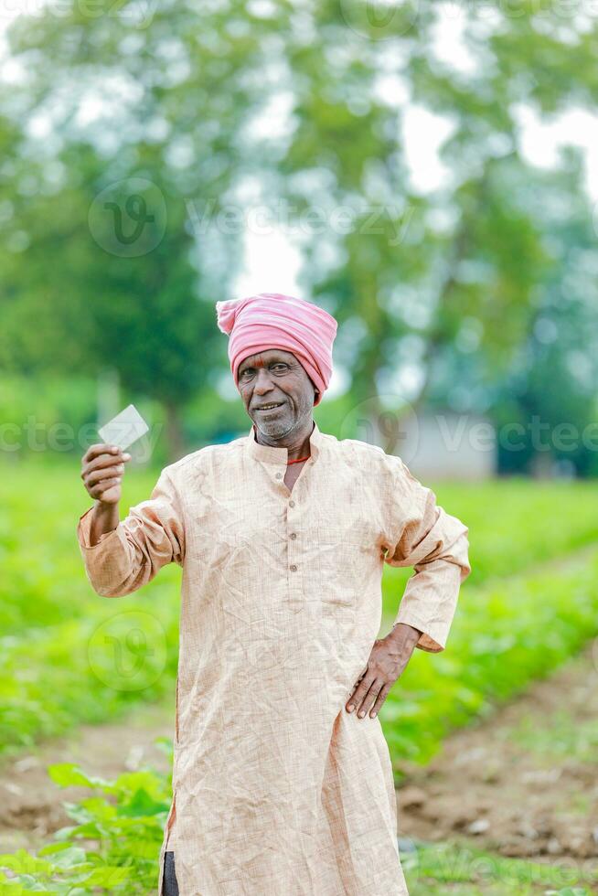 indiano agricultor segurando gullak dentro mão, salvando conceito, feliz pobre agricultor foto