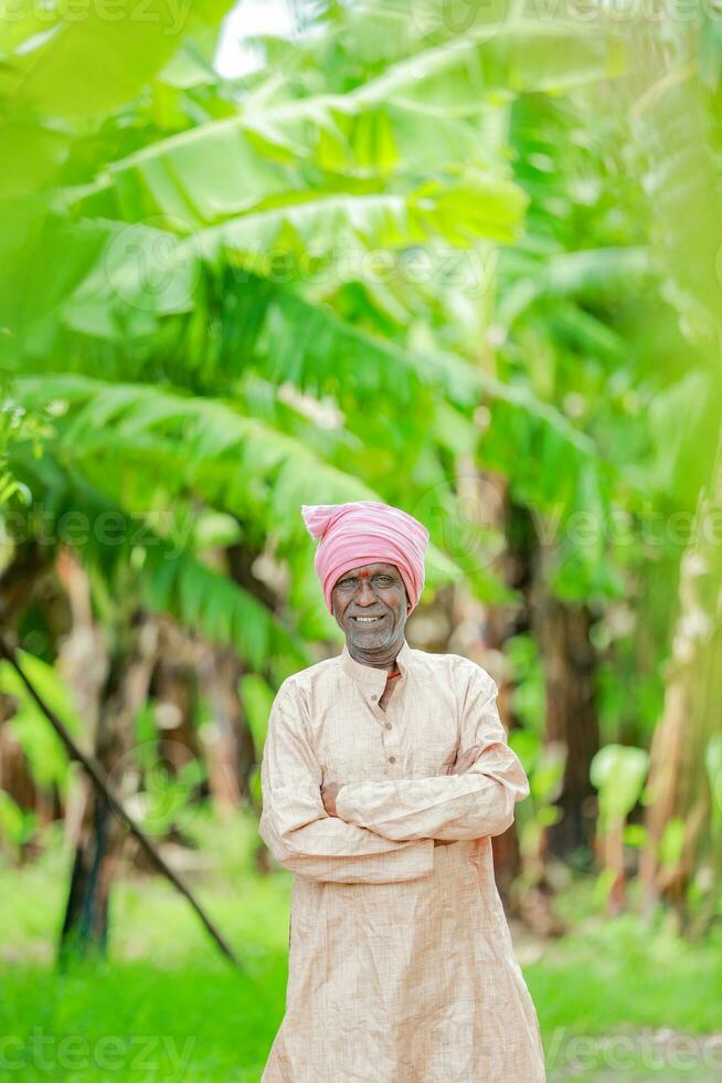 feliz indiano agricultor. banana plantar, velho pobre agricultor , trabalhador foto