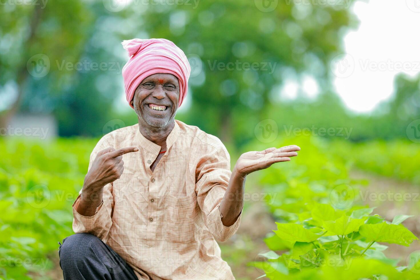 indiano feliz agricultor mostrando esvaziar mãos, feliz velho pobre agricultor foto