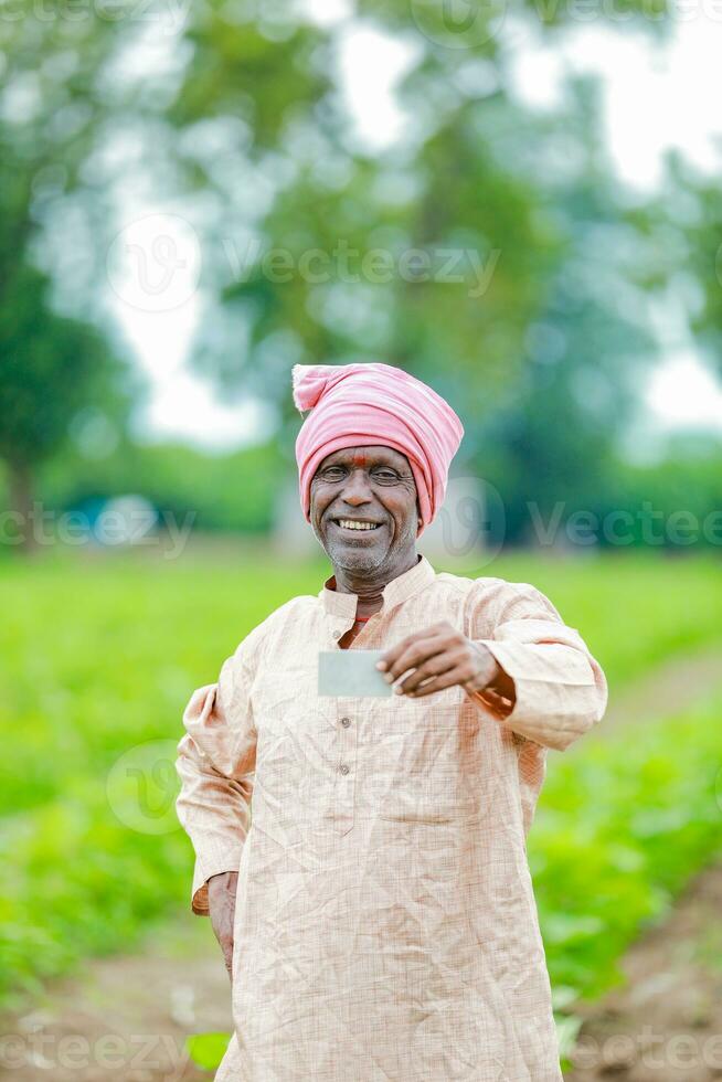 indiano agricultor segurando gullak dentro mão, salvando conceito, feliz pobre agricultor foto