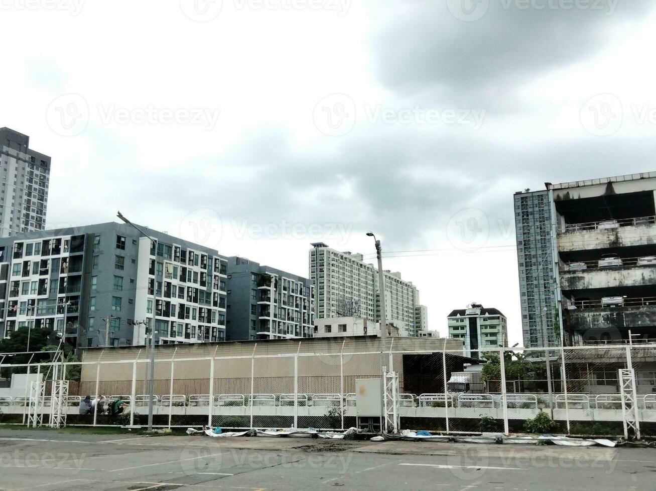 estacionamento construção com a hotel foto