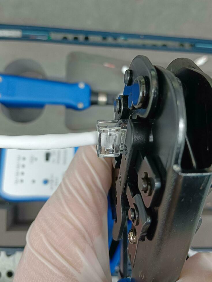 mão escolher rj45 cabeça do utp lan cabo e rede conectar cabo foto