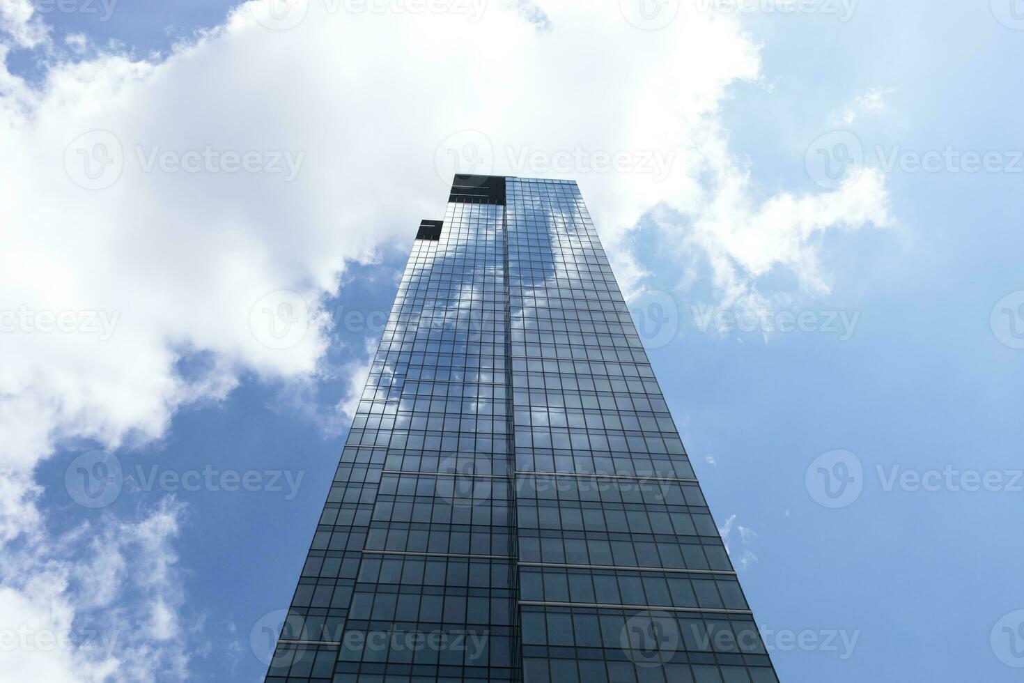 centro da cidade, vidro arranha-céu ou torre e azul brilhante céu em fundo. o negócio desenvolvimento ou financeiro Centro conceito. cópia de espaço em certo. horizontal avião. moderno prédio. Alto qualidade foto