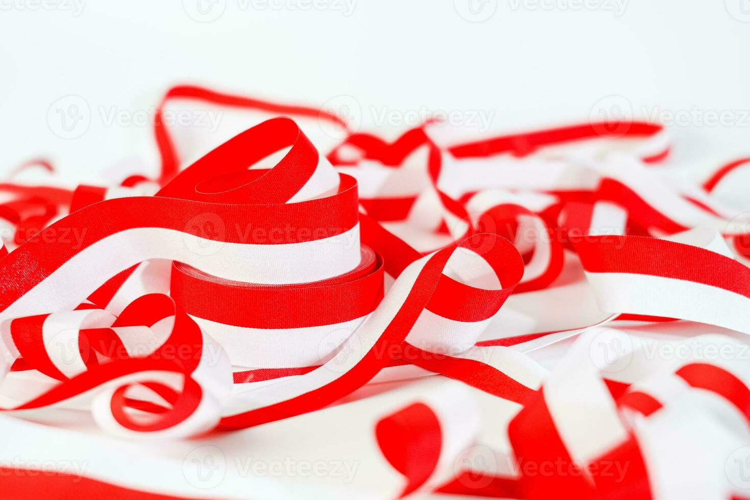 fita, vermelho e branco bandeira do Indonésia independência dia agosto 17, Eu amor Indonésia, isolado em branco fundo foto