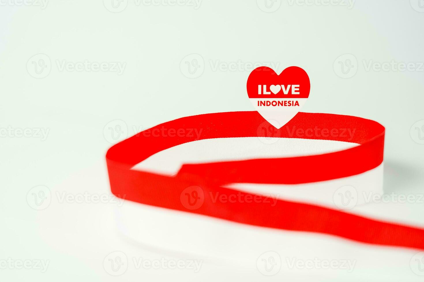 fita, vermelho e branco bandeira do Indonésia independência dia agosto 17, stiker Eu amor Indonésia, isolado em branco fundo foto