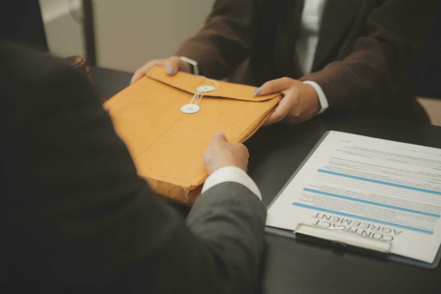 negócios e advogados discutindo documentos de contrato com escala de latão na mesa no escritório. lei, serviços jurídicos, aconselhamento, justiça e imagem de conceito de lei com efeito de grão de filme foto