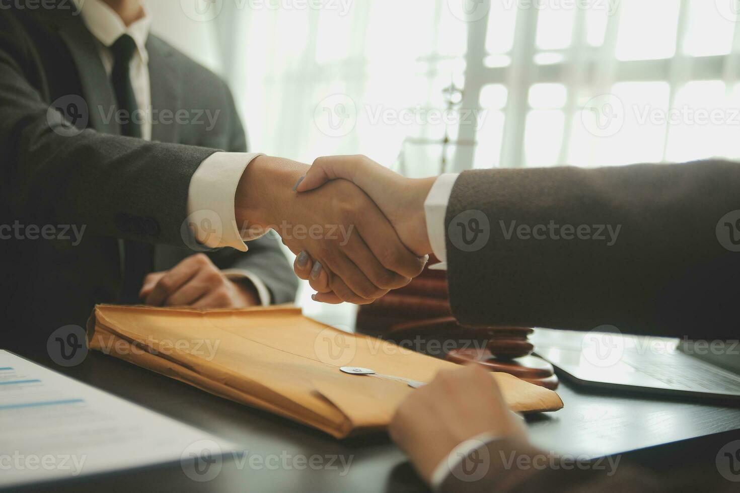 martelo de juiz com advogados de justiça tendo reunião de equipe no fundo do escritório de advocacia. conceitos de direito e serviços jurídicos. foto