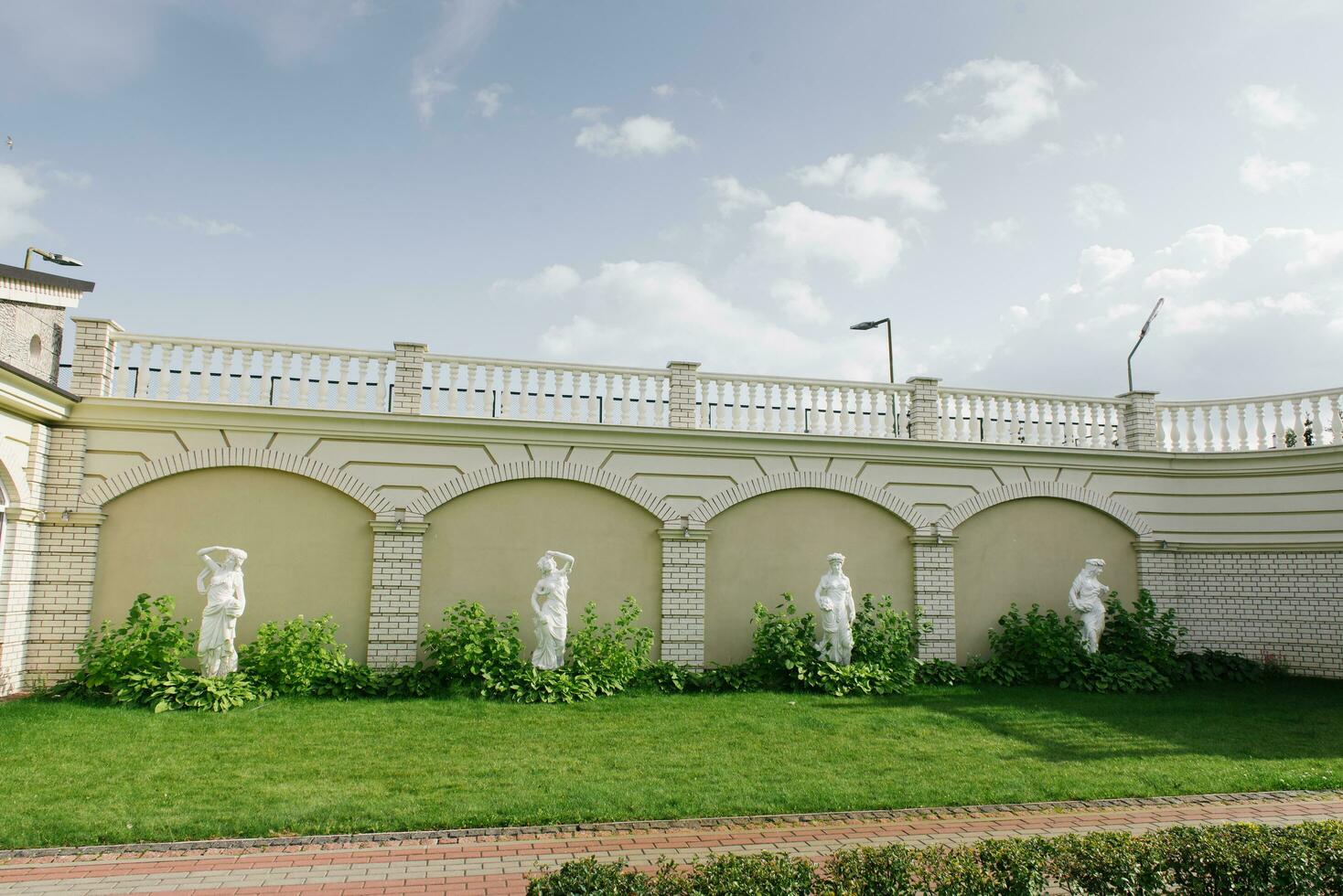 bielorrússia. setembro 2022. uma estátua do uma escultura em a território do a versailles parque hotel. clássico panorama Projeto foto