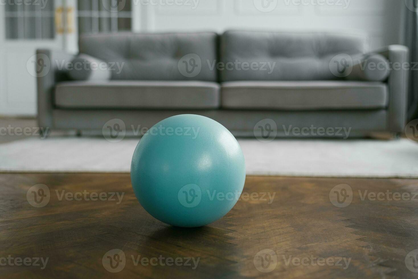 azul ginástica bola em a chão do a casa para manhã ginástica foto