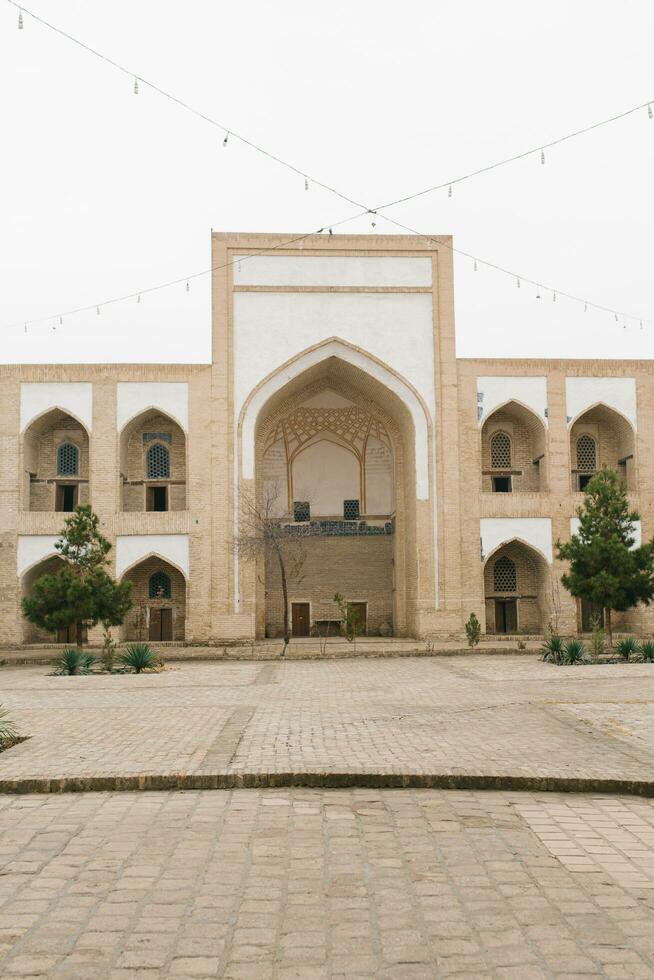 bucara, uzbequistão. dezembro 2022. a pátio do a kukeldash madrasah foto